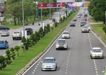 ALIRAN trafik kelihatan lancar memasuki bandar Gua Musang, Kelantan hari ini.-UTUSAN/AIMUNI TUAN LAH.