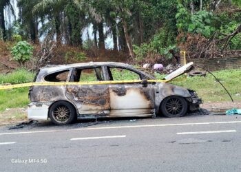 KEADAAN kereta Honda Stream yang tiba-tiba terbakar di Simpang masuk ke Felda Jengka 10 di Maran, Pahang.