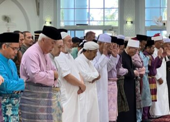 SULTAN Muhammad V (empat kiri) semasa menunaikan solat sunat Aidiladha di Masjid Al- Ismaili Pasir Pekan, Tumpat, Kelantan-UTUSAN/ROHANA ISMAIL.