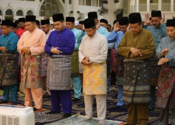 SULTAN Mizan Zainal Abidin (tiga dari kanan) menunaikan solat sunat Aidiladha di Masjid Al-Muktafi Billah Shah, Ladang, Kuala Terengganu, hari ini. - UTUSAN/PUQTRA HAIRRY ROSLI