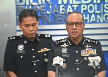 NOOR HISAM Nordin (kanan) dalam sidang akhbar di Ibu Pejabat Polis Kontinjen (IPK) Pahang di Kuantan, Pahang. - FOTO/SHAIKH AHMAD RAZIF