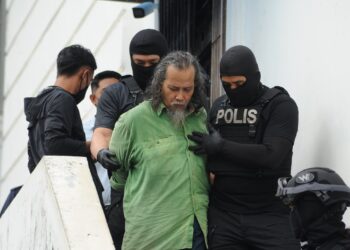 RADIN IMRAN Radin Mohd. Yassin dibawa keluar dari Mahkamah Sesyen Johor Bahru.