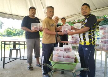 MUHAMMAD Yatimin Abdullah (kanan) menyerahkan agihan daging korban kepada wakil asnaf semasa majlis Korban Kasih Kemudi dan Ladang Lembu Kelantan di Kampung Pauh, Pasir Mas, Kelantan-UTUSAN/ROHANA ISMAIL

-Habis-