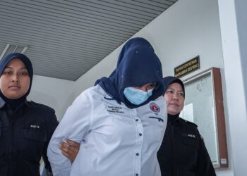 TERTUDUH mengaku tidak bersalah di Mahkamah Sesyen, Ayer Keroh, Melaka atas pertuduhan menipu seorang warga emas sehingga menyebabkan mangsa kerugian RM416,000. - UTUSAN/SYAFEEQ AHMAD