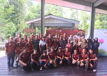 LEONG Yu Man (berdiri tengah) bergambar bersama agensi dan wakil Orang Asli yang hadir pada Sesi Libat Urus: Penyediaan Pelan Pembangunan Pengurusan Tasik Chini Rizab Biosfera anjuran Perbadanan Taman Negeri Pahang (PTNP) di Tasik Chini di Pekan, Pahang. - FOTO/SHAIKH AHMAD RAZIF