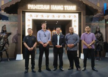 MOHAMED Mustafa Ishak (dua dari kanan) bersama Fattah Amin (dua dari kiri) menghadiri Pameran Hang Tuah di MITC, Ayer Keroh, Melaka. - UTUSAN/MUHAMMAD SHAHIZAM TAZALI