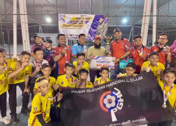 MOHAMAD Azlan Ali (empat dari kanan) bergambar bersama pemain PGHC dari Johor yang muncul sebagai johan kategori Lelaki Bawah 12 tahun pada Kejohanan Haji Land Handball Championship, Piala Dato' Mohamad Azlan Ali di Pantai Dalam, Kuala Lumpur, baru-baru ini.