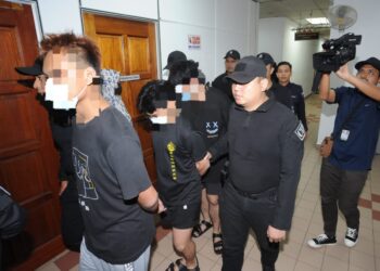 TIGA juvana daripada lapan ahli kongsi gelap yang didakwa mencederakan dan mencabul kehormatan tiga mangsa dibawa ke Mahkamah Majistret, Johor Bahru.