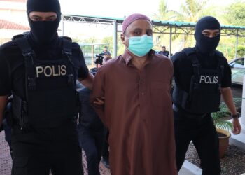 HASBULLAH Hassan dibawa ke Mahkamah Sesyen Segamat atas dua pertuduhan menyokong dan memiliki bahan berkaitan pengganas Daesh.