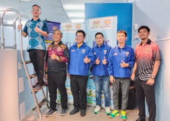 KHOO POAY TIONG (kiri) dan Raymond Ho (tiga dari kiri) dalam sidang akhbar KLAS Parlimen Kota Melaka di Kota Laksamana, Melaka. - UTUSAN/MUHAMMAD SHAHIZAM TAZALI