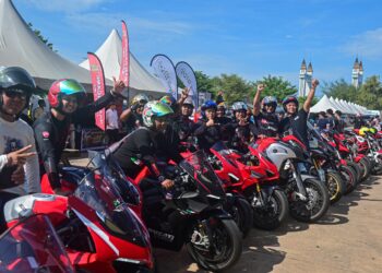 SEBAHAGIAN daripada penunggang motosikal berkuasa tinggi yang hadir pada Majlis Perasmian TIBW di Dataran Syahbandar, Kuala Terengganu, hari ini. - UTUSAN/PUQTRA HAIRRY ROSLI