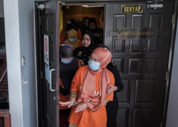 KESEMUA suspek direman empat hari bagi membantu siasatan di bawah Seksyen 18 Akta SPRM 2009. - UTUSAN/SYAFEEQ AHMAD