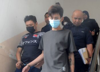 SOH WEE HONG (kiri) dan Hoo Kim Wei bersama seorang wanita warga Thailand didakwa atas dua pertuduhan memiliki pistol dan pisau di Mahkamah Sesyen Johor Bahru.