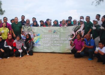 KAKITANGAN NIOSH dan pelajar ADTEC Melaka selepas Program CSR NIOSH, Pembersihan Pantai di Pengkalan Balak, Masjid Tanah, Melaka. - UTUSAN/AMRAN MULUP