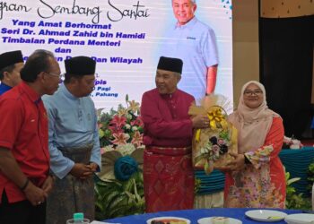 AHMAD ZAHID Hamidi (tengah) menerima cenderahati sempena Program Sembang Santai Bersama-sama Komuniti Daerah Lipis di Dewan Residen Lipis di Lipis, Pahang.