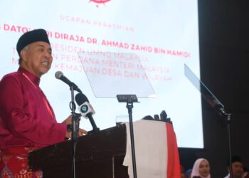 AHMAD ZAHID Hamidi ketika berucap merasmikan Mesyuarat UMNO Bahagian Lipis di Dewan Jubli Perak di Lipis, Pahang.