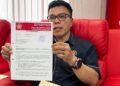 MOHD. Azizi Abu Naim menunjukkan surat jawapan kepada Arahan Bertulis Majlis Pimpinan Tertinggi Parti Pribumi Bersatu Malaysia kepada pemberita di pejabatnya di Gua Musang, Kelantan hari ini-UTUSAN/AIMUNI TUAN LAH.