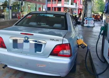 KERETA Proton Waja yang membuat pengisian berulang petrol ditahan dalam semasa serbuan di sebuah stesen Rantau Panjang, Kelantan semalam-IHSAN KPDN