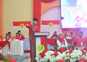 AHMAD ZAHID Hamidi ketika berucap merasmikan Mesyuarat UMNO Bahagian Maran di Pekan Tajau, Maran, Pahang. - FOTO/SHAIKH AMAD RAZIF