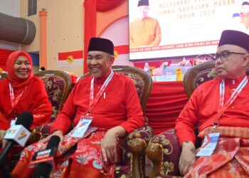 AHMAD ZAHID Hamidi (tengah) dalam sidang akhbar selepas merasmikan Mesyuarat UMNO Bahagian Maran di Dewan UMNO Bahagian Maran, Pekan Tajau di Maran, Pahang. - FOTO/SHAIKH AHMAD RAZIF