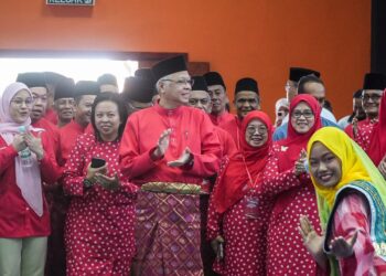 ISMAIL SABRI Yaakob (tengah) merasmikan Mesyuarat Perwakilan UMNO Bahagian Bera 2024 di Dewan Kompleks Rakan Muda Daerah Bera di Bera, Pahang.