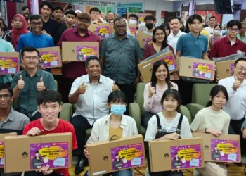 TEO NIE CHING (tengah)  bergambar dengan para pelajar cemerlang yang menerima sumbangan komputer riba di Pejabat Pendidikan Daerah Kulai.