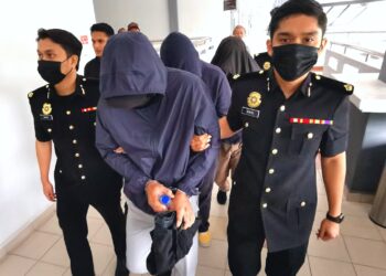 TIGA anggota JKDM dibawa ke Mahkamah Sesyen Seremban hari ini bagi didakwa atas enam pertuduhan menerima rasuah supaya tidak memeriksa lori milik sebuah syarikat yang membawa keluar barang dari kargo KLIA pada 2017 hingga 2022.-UTUSAN/MOHD. SHAHJEHAN MAAMIN.