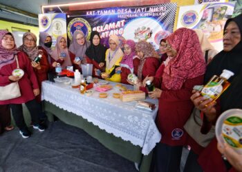 AHLI-ahli KRT Persiaran Mahogani Bandar Sri Damansara melihat kaedah penghasilan produk sabun dan lilin hasil inovasi daripada minyak masak terpakai di KRT Taman Desa Jati, Nilai, Seremban.-UTUSAN/MOHD. SHAHJEHAN MAAMIN.