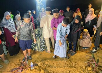 MUHAMMAD FAROUQ Saifullizan menuangkan air kepada kubur Allahyarhamah Hasnatul Adilah Hassan di Tanah Perkuburan Islam Tangki Air, Ramuan China Besar, Melaka.