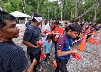 DAGING korban diagihkan pada Majlis Ibadah Korban 2024 Surau Al - Mahabbah, Taman Desa Indah, Nilai, Seremban hari ini.-UTUSAN/MOHD. SHAHJEHAN MAAMIN.