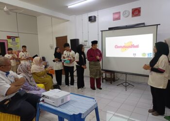 MOHD. Hapizi Mohd. Ali (tiga dari kanan) ketika merasmikan Communifest 2024 di Sekolah Menengah Agama Haji Mohd. Yatim, Kota, Rembau hari ini.-UTUSAN/NOR AINNA HAMZAH.