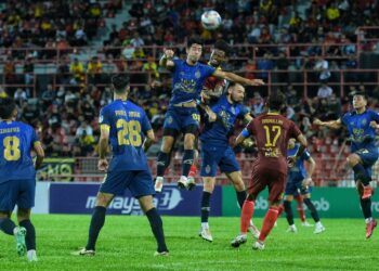 BRENDAN Gan dikawal pertahanan NSFC, Aliyu Audu Abu Bakar pada perlawanan Liga Super di Stadium Tuanku Abdul Rahman, Paroi, Seremban hari ini.-UTUSAN/MOHD. SHAHJEHAN MAAMIN.