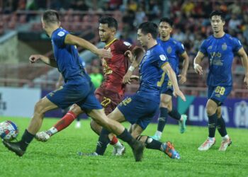 PEMAIN NSFC, Muhamad Hadin Azman dikawal pemain KL City FC pada perlawanan Liga Super di Stadium Tuanku Abdul Rahman, Paroi, Seremban semalam.-UTUSAN/MOHD. SHAHJEHAN MAAMIN.