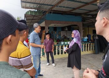 MOHAMAD Hasan turun padang bertemu penduduk yang terjejas dalam kejadian banjir kilat di Kampung Paroi, Seremban baru-baru ini.-UTUSAN/NOR AINNA HAMZAH.