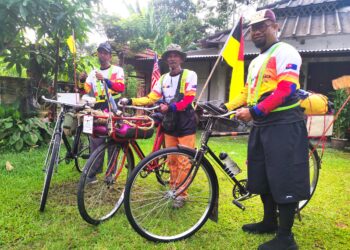 MOHD. Ariff Bidin (kanan) bersama Mohd. Nasir (tengah) dan Mohd. Sarif bersedia untuk memulakan kayuhan basikal klasik sejauh 300 kilometer ke Johor Bahru, Johor ketika ditemui di Ampangan, Seremban pagi tadi.