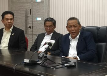 AMINUDDIN Harun pada sidang akhbar selepas mempengerusikan Mesyuarat Mingguan Exco di Wisma Negeri, Seremban hari ini.-UTUSAN/NUR SHARIEZA ISMAIL.