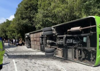 SEBUAH bas persiaran terbalik dalam kemalangan di kilometer 16.5 jalan turun Genting Highlands di Bentong, Pahang.