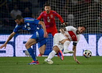 PEMAIN tengah Itali, Bryan Christante bersaing dengan tonggak Turkiye, Hakan Calhanoglu dalam aksi persahabatan di Bologna, pagi ini. - AFP