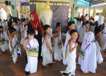 MURID -murid tadika melakukan tawaf  dibantu oleh guru sempena Program Simulasi Haji Cilik anjuran PERTIM di Masjid Al Jawaher, Johor.