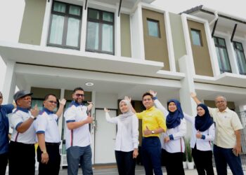 Dr. Suhailizan Suliman (lima dari kanan ) bersama Zahrin Zakaria (empat dari kiri) menunjukkan unit rumah contoh pada Majlis Pelancaran Jualan Areca Terrace Fasa 4B di  Bandar UDA Utama, Johor Bahrui, semalam. – mingguan/RAJA JAAFAR ALI