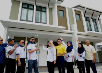 Ketua Eksekutif Perbadanan Kemajuan Perumahan Negeri Johor, Datin Paduka Dr. Suhailizan Suliman (lima dari kanan ) bersama Ketua Pegawai Kewangan Kumpulan UDA, Zahrin Zakaria (empat dari kiri) menunjukkan rumah teres Areca yang siap dibina  pada Majlis Pelancaran Projek Areca Teres, Bandar Uda Utama, Johor Bahru disini. UTUSAN/RAJA JAAFAR ALI