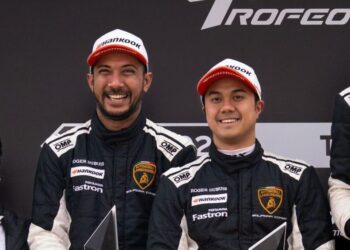 JAZEMAN Jaafar (kanan) dan Selim Rafique bersama trofi yang dimenangi mereka pada perlumbaan Lamborghini Super Trofeo Asia 2024 di The Bend Motorsport Park, Adelaide, Australia.