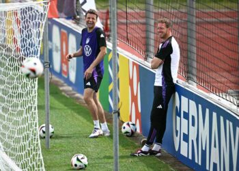 PENGENDALI Jerman, Julian Nagelsmann (kanan) bersama penyerang veteran Thomas Mueller dalam latihan pasukan di Herzogenaurach, semalam. - AFP