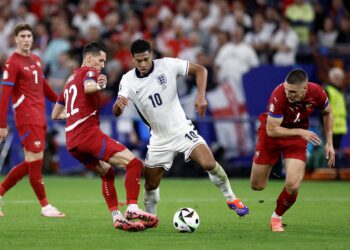 JUDE Bellingham dikawal rapat pertahanan Serbia pada pertemuan kedua-dua pasukan dalam aksi Kumpulan C Euro 2024 di Arena Aufschalke di Gelsenkirchen,awal pagi tadi.-AFP