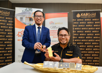 SHAHRUL Izuan Shafie (kiri) bersama Khairul Anuar Basri (kanan) selepas majlis MoU antara IMHome Property dan KAB Goldynamics di Kuala Lumpur, baru-baru ini. – UTUSAN/SYAKIR RADIN