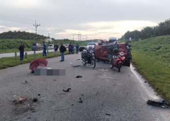 KEADAAN kereta Perodua Bezza yang terlibat dalam kemalangan di Jalan Persisir Bintulu-Semalajau, berdekatan Ladang Tatau Estate di sini pagi ini.