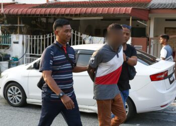 LELAKI yang ditahan bagi  membantu siasatan kes kematian ibunya yang ditemukan dengan kesan kecederaan di kepala di Ipoh hari ini. - UTUSAN/MUHAMAD NAZREEN SYAH MUSTHAFA