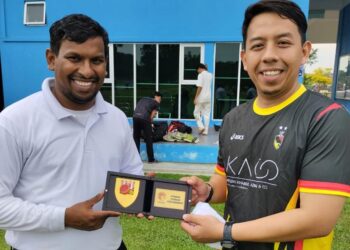 PEMAIN terbaik pertemuan Negeri Sembilan-Selangor, Azman Tajri (kanan) menerima plak daripada pengadil, Denish Sevakumaran di YSD-UKM Oval, semalam.