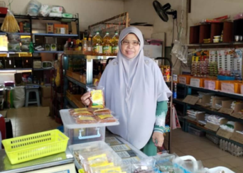 NOR Aziyah Shohor memulakan perniagaan perniagaan Kuah Kacang Segera Nor Aziah pada 2000 bagi menyara kehidupan bersama 10 orang anaknya.