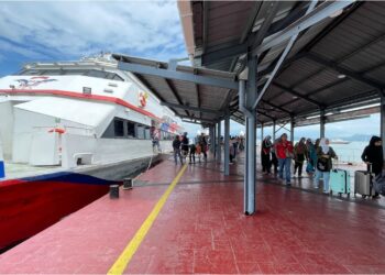 LANGKAWI menjadi tarikan pelancong terutama pada musim cuti persekolahan, untuk menikmati keindahan alam semula jadi dan membeli barangan bebas cukai di pulau berkenaan. – GAMBAR HIASAN